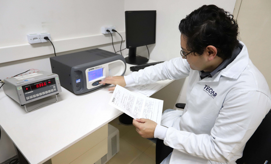 Uma parceria entre o Instituto de Tecnologia do Paraná (Tecpar) e a Sanepar resultou na conquista da acreditação de quatro grandes laboratórios de análises de água e esgoto da companhia. As unidades estão localizadas em Curitiba, Londrina, Maringá e Cascavel.
.Foto: Arnaldo Alves /Arquivo AEN