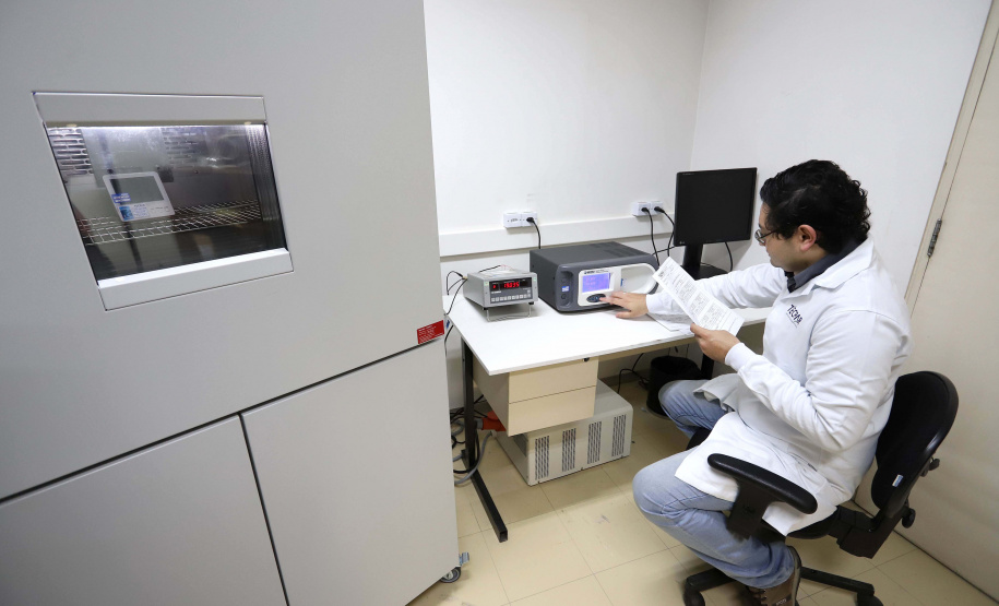 Uma parceria entre o Instituto de Tecnologia do Paraná (Tecpar) e a Sanepar resultou na conquista da acreditação de quatro grandes laboratórios de análises de água e esgoto da companhia. As unidades estão localizadas em Curitiba, Londrina, Maringá e Cascavel.
.Foto: Arnaldo Alves /Arquivo AEN