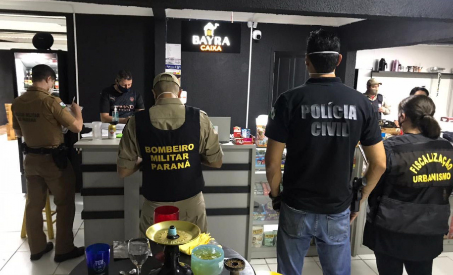 De sexta-feira (19) até domingo (21), 20 pessoas foram encaminhadas para lavratura de termo circunstanciado, oito pontos comerciais foram fechados e 23 autuações administrativas lavradas. - Curitiba, 22/03/2021  -  Foto: Divulgação SESP-PR