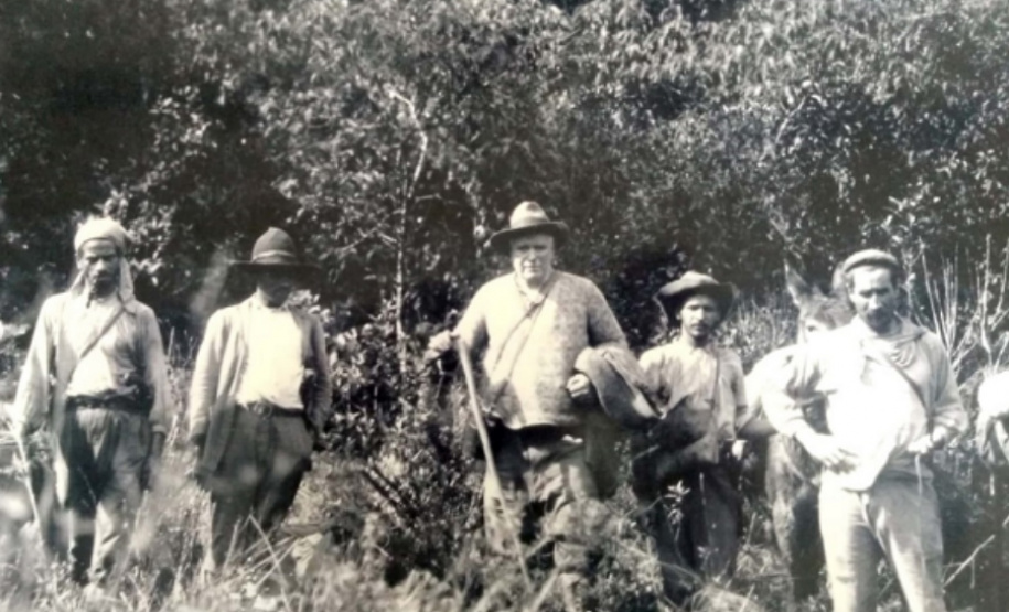 Primeira grande hidrelétrica do Paraná completa 90 anos de operação - O engenheiro americano Howell Lewis Fry (ao centro) com moradores da região que trabalharam na construção da Usina.  -  Foto: Divulgação Copel