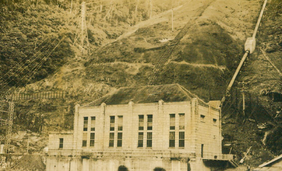 Primeira grande hidrelétrica do Paraná completa 90 anos de operação - Vista externa da casa de força - acervo histórico. -  Foto: Divulgação Copel