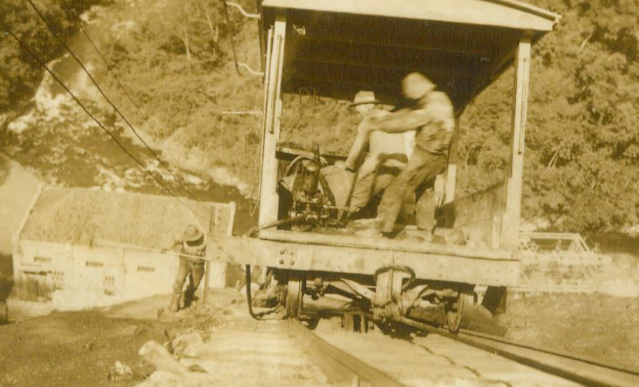 Primeira grande hidrelétrica do Paraná completa 90 anos de operação - Trabalhadores descem com trole até a Usina - acervo histórico.  -  Foto: Divulgação Copel