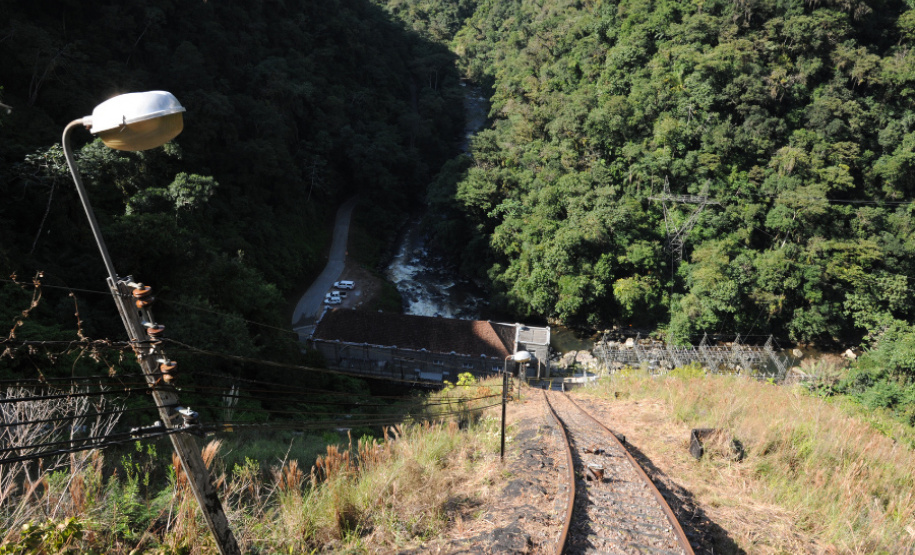 Primeira grande hidrelétrica do Paraná completa 90 anos de operação - nício da descida do trole. -  Foto: Divulgação Copel