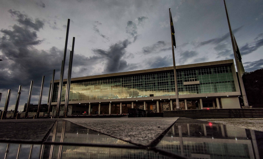 Governador decreta luto oficial de três dias em respeito aos 15 mil mortos pela Covid-19. Foto: Jonathan Campos/AEN