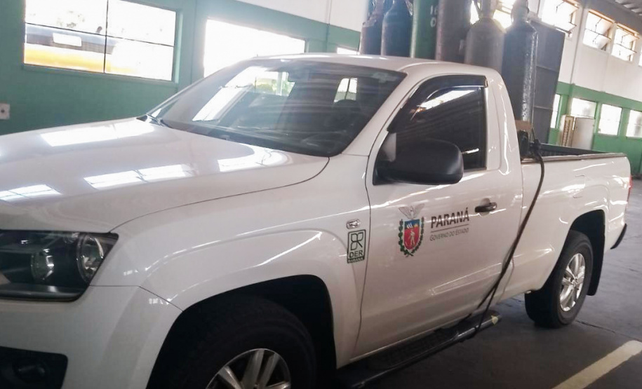 O Departamento de Estradas de Rodagem do Paraná (DER/PR) está realizando hoje (23/03) a entrega de 44 cilindros de oxigênio para a Defesa Civil e Secretaria da Saúde (SESA), em Curitiba. Os equipamentos serão emprestados às prefeituras municipais para atender aos pacientes vítimas de COVID-19 internados que precisam de oxigenação suplementar. -  Foto: Divulgação DER