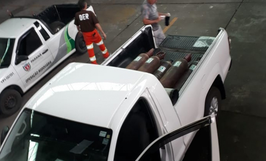 O Departamento de Estradas de Rodagem do Paraná (DER/PR) está realizando hoje (23/03) a entrega de 44 cilindros de oxigênio para a Defesa Civil e Secretaria da Saúde (SESA), em Curitiba. Os equipamentos serão emprestados às prefeituras municipais para atender aos pacientes vítimas de COVID-19 internados que precisam de oxigenação suplementar. -  Foto: Divulgação DER