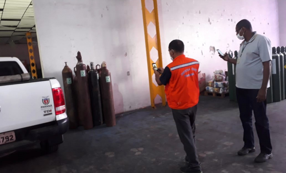 O Departamento de Estradas de Rodagem do Paraná (DER/PR) está realizando hoje (23/03) a entrega de 44 cilindros de oxigênio para a Defesa Civil e Secretaria da Saúde (SESA), em Curitiba. Os equipamentos serão emprestados às prefeituras municipais para atender aos pacientes vítimas de COVID-19 internados que precisam de oxigenação suplementar. -  Foto: Divulgação DER