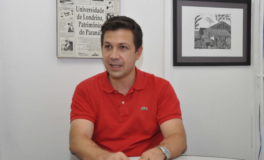 O professor temporário Lucas Vieira de Araújo, do Departamento de Comunicação, do Centro de Educação, Comunicação e Artes (CECA), foi convidado para ser parecerista da revista científica Digital Journalism, conceituada publicação internacional sobre jornalismo e comunicação social. A revista é editada no País de Gales, Reino Unido. - Foto: Arquivo UEL em 27/02/2018