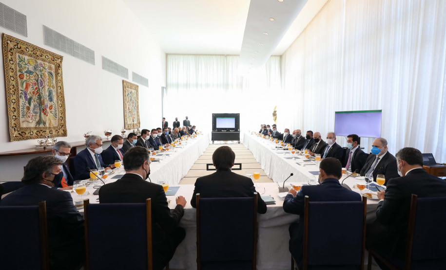 
O governador Carlos Massa Ratinho Junior participou nesta quarta-feira (24), em Brasília, da reunião com os chefes dos Três Poderes que definiu a criação de um comitê para articular nacionalmente as ações de enfrentamento à pandemia de Covid-19. Foto: Marcos Corrêa/PR