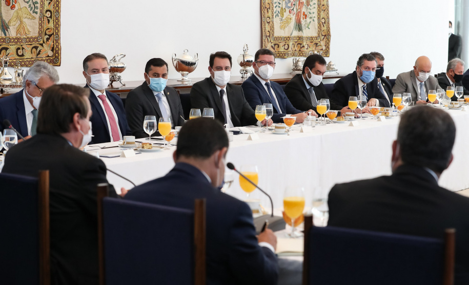 
O governador Carlos Massa Ratinho Junior participou nesta quarta-feira (24), em Brasília, da reunião com os chefes dos Três Poderes que definiu a criação de um comitê para articular nacionalmente as ações de enfrentamento à pandemia de Covid-19. Foto: Marcos Corrêa/PR