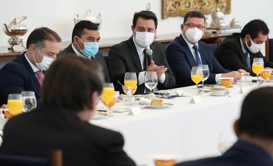
O governador Carlos Massa Ratinho Junior participou nesta quarta-feira (24), em Brasília, da reunião com os chefes dos Três Poderes que definiu a criação de um comitê para articular nacionalmente as ações de enfrentamento à pandemia de Covid-19. Foto: Marcos Corrêa/PR