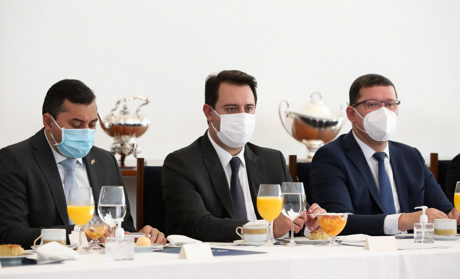 
O governador Carlos Massa Ratinho Junior participou nesta quarta-feira (24), em Brasília, da reunião com os chefes dos Três Poderes que definiu a criação de um comitê para articular nacionalmente as ações de enfrentamento à pandemia de Covid-19. Foto: Marcos Corrêa/PR