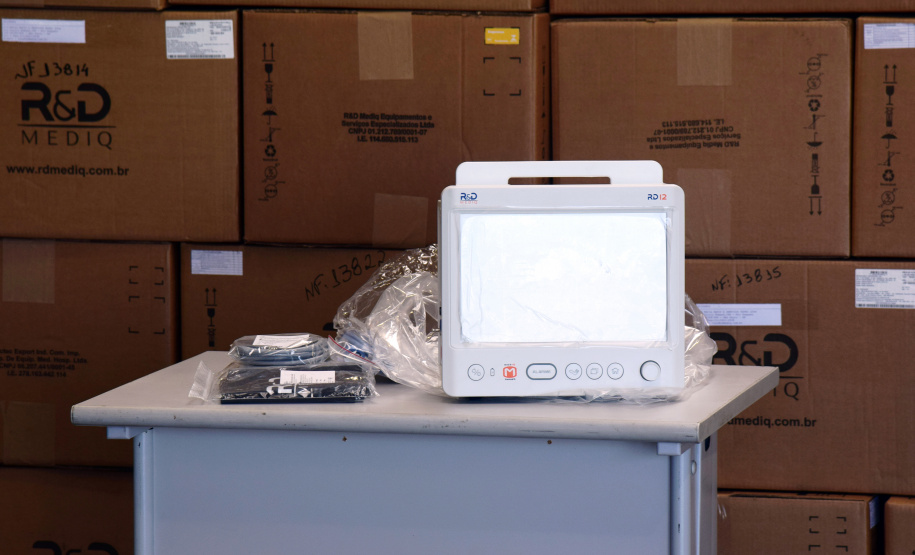 A Secretaria de Estado da Saúde (Sesa) recebeu nesta quarta-feira (24), ventiladores e monitores doados por entidades e iniciativa privada em apoio ao enfrentamento da Covid-19 no Paraná. As doações podem viabilizar a abertura de 40 a 70 leitos de UTI para reforçar o atendimento na pandemia. -  Curitiba, 24/03/2021  -  Foto: Américo Antonio/SESA