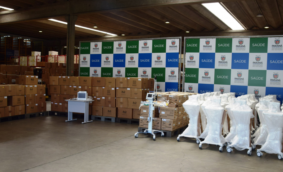 A Secretaria de Estado da Saúde (Sesa) recebeu nesta quarta-feira (24), ventiladores e monitores doados por entidades e iniciativa privada em apoio ao enfrentamento da Covid-19 no Paraná. As doações podem viabilizar a abertura de 40 a 70 leitos de UTI para reforçar o atendimento na pandemia. -  Curitiba, 24/03/2021  -  Foto: Américo Antonio/SESA