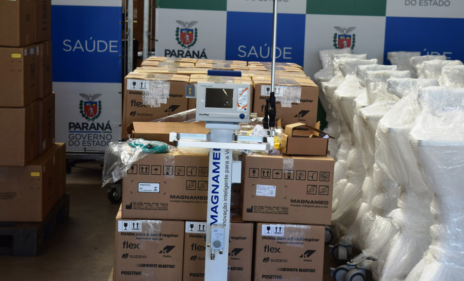 A Secretaria de Estado da Saúde (Sesa) recebeu nesta quarta-feira (24), ventiladores e monitores doados por entidades e iniciativa privada em apoio ao enfrentamento da Covid-19 no Paraná. As doações podem viabilizar a abertura de 40 a 70 leitos de UTI para reforçar o atendimento na pandemia. -  Curitiba, 24/03/2021  -  Foto: Américo Antonio/SESA