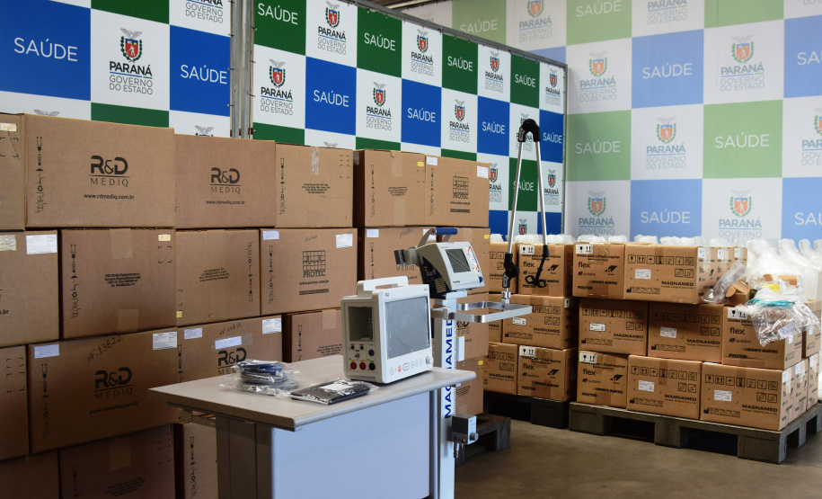 A Secretaria de Estado da Saúde (Sesa) recebeu nesta quarta-feira (24), ventiladores e monitores doados por entidades e iniciativa privada em apoio ao enfrentamento da Covid-19 no Paraná. As doações podem viabilizar a abertura de 40 a 70 leitos de UTI para reforçar o atendimento na pandemia. -  Curitiba, 24/03/2021  -  Foto: Américo Antonio/SESA