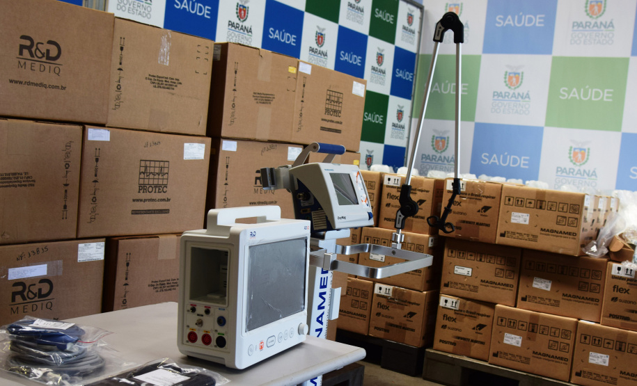 A Secretaria de Estado da Saúde (Sesa) recebeu nesta quarta-feira (24), ventiladores e monitores doados por entidades e iniciativa privada em apoio ao enfrentamento da Covid-19 no Paraná. As doações podem viabilizar a abertura de 40 a 70 leitos de UTI para reforçar o atendimento na pandemia. -  Curitiba, 24/03/2021  -  Foto: Américo Antonio/SESA