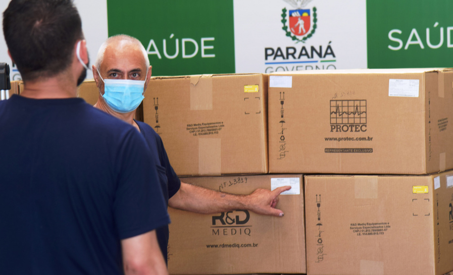 A Secretaria de Estado da Saúde (Sesa) recebeu nesta quarta-feira (24), ventiladores e monitores doados por entidades e iniciativa privada em apoio ao enfrentamento da Covid-19 no Paraná. As doações podem viabilizar a abertura de 40 a 70 leitos de UTI para reforçar o atendimento na pandemia. -  Curitiba, 24/03/2021  -  Foto: Américo Antonio/SESA