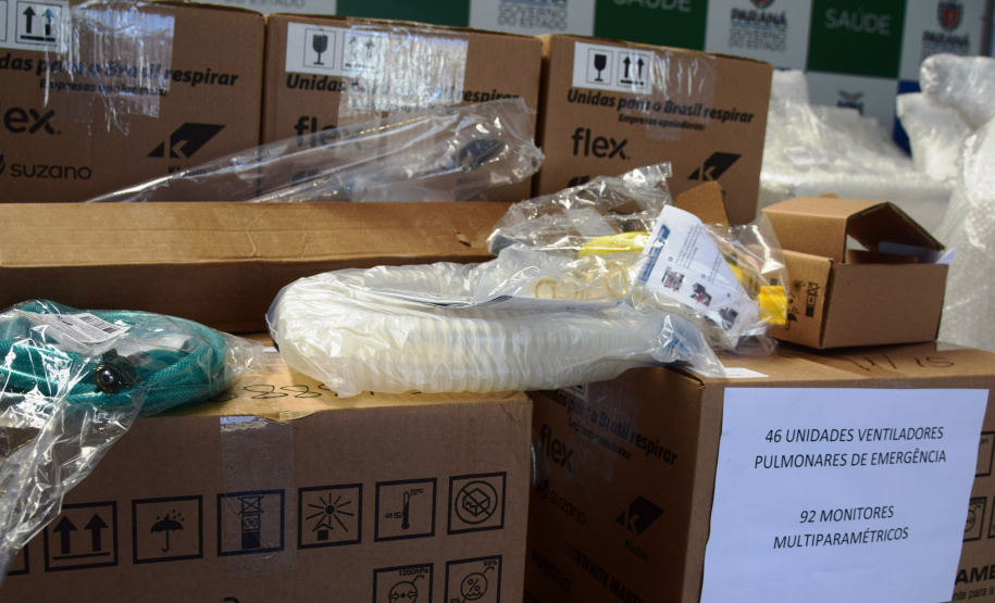A Secretaria de Estado da Saúde (Sesa) recebeu nesta quarta-feira (24), ventiladores e monitores doados por entidades e iniciativa privada em apoio ao enfrentamento da Covid-19 no Paraná. As doações podem viabilizar a abertura de 40 a 70 leitos de UTI para reforçar o atendimento na pandemia. -  Curitiba, 24/03/2021  -  Foto: Américo Antonio/SESA
