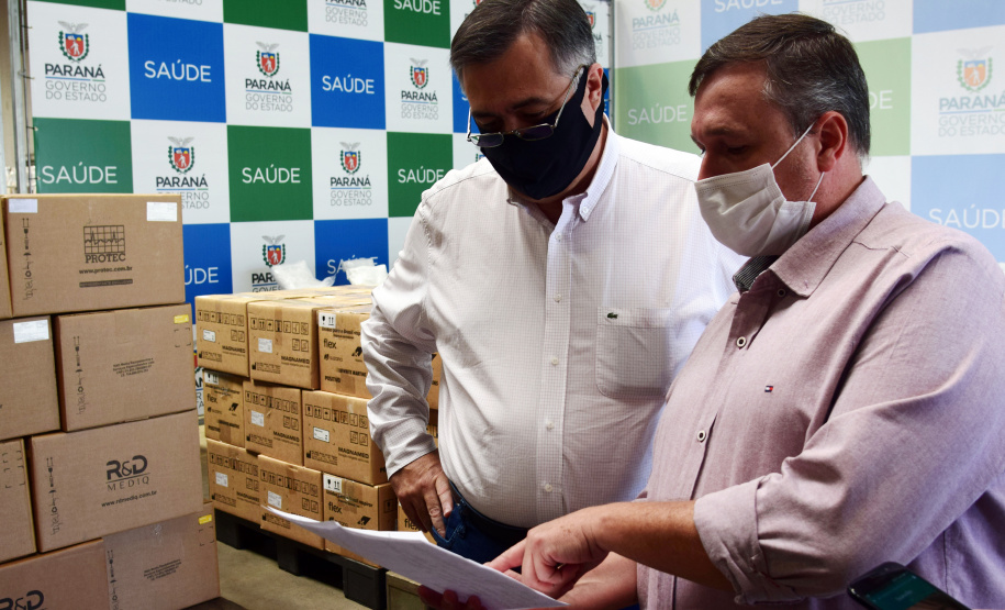 A Secretaria de Estado da Saúde (Sesa) recebeu nesta quarta-feira (24), ventiladores e monitores doados por entidades e iniciativa privada em apoio ao enfrentamento da Covid-19 no Paraná. As doações podem viabilizar a abertura de 40 a 70 leitos de UTI para reforçar o atendimento na pandemia. -  Curitiba, 24/03/2021  -  Foto: Américo Antonio/SESA