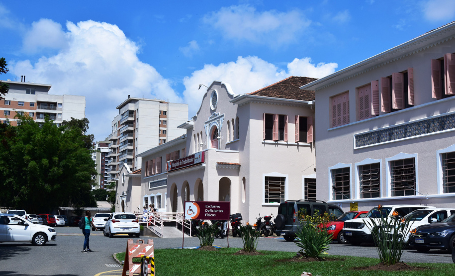 O Complexo Hospitalar do Trabalhador (CHT) é referência no atendimento durante a pandemia. As unidades que integram a rede hospitalar própria do Paraná, adotaram estratégias assertivas de atendimento à Covid-19 e já realizaram mais de 5,5 mil atendimentos em pouco mais de um ano.  -  Curitiba, 24/03/2021  -  Foto: Américo Antonio/SESA