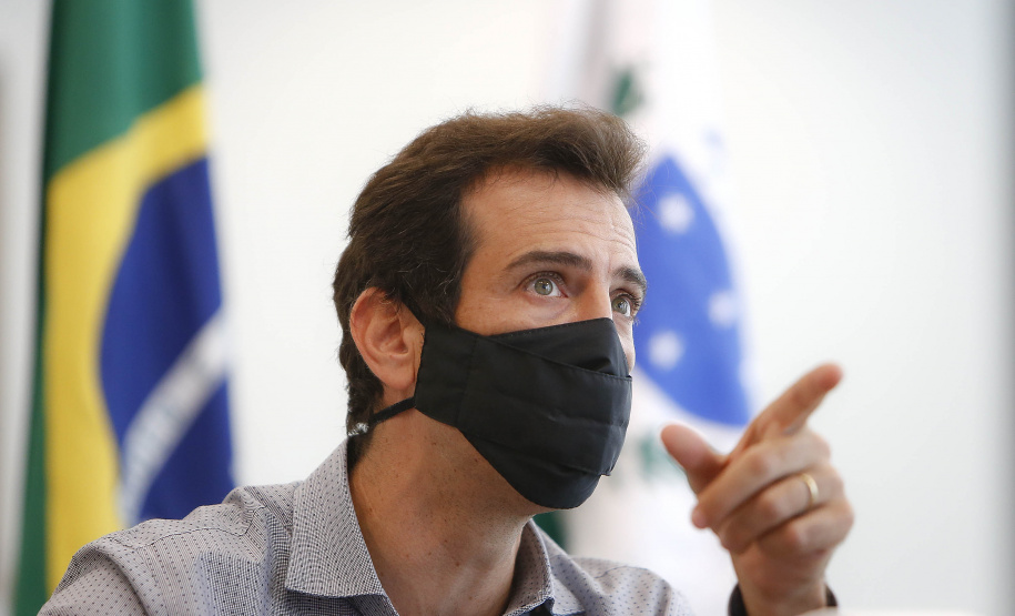 O governador Carlos Massa Ratinho Junior afirmou nesta quinta-feira (25) que a nova modalidade de ensino dos Colégios Cívico-Militares do Paraná (CCM-PR), que começa a ser implantada neste ano letivo em 197 escolas da rede pública estadual, será referência para uma nova geração de estudantes. Na foto, o secretário estadual da Educação, Renato Feder - Curitiba, 25/03/2021 - Foto: Jonathan Campos/AEN