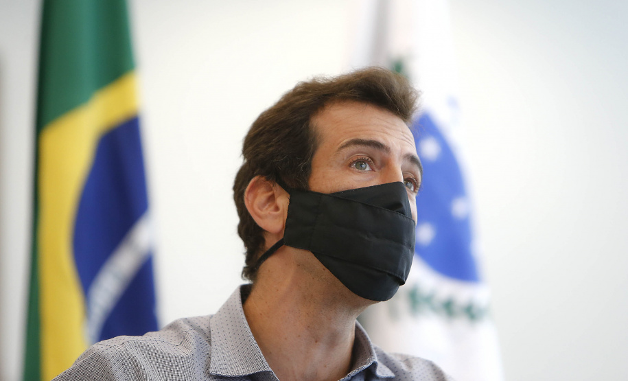 O governador Carlos Massa Ratinho Junior afirmou nesta quinta-feira (25) que a nova modalidade de ensino dos Colégios Cívico-Militares do Paraná (CCM-PR), que começa a ser implantada neste ano letivo em 197 escolas da rede pública estadual, será referência para uma nova geração de estudantes. Na foto, o secretário estadual da Educação, Renato Feder - Curitiba, 25/03/2021 - Foto: Jonathan Campos/AEN