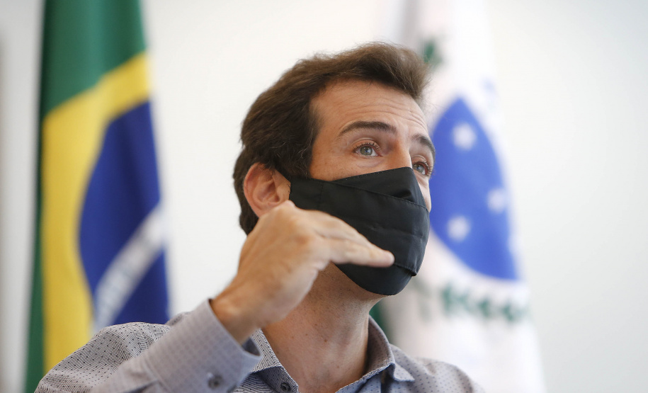 O governador Carlos Massa Ratinho Junior afirmou nesta quinta-feira (25) que a nova modalidade de ensino dos Colégios Cívico-Militares do Paraná (CCM-PR), que começa a ser implantada neste ano letivo em 197 escolas da rede pública estadual, será referência para uma nova geração de estudantes. Na foto, o secretário estadual da Educação, Renato Feder - Curitiba, 25/03/2021 - Foto: Jonathan Campos/AEN