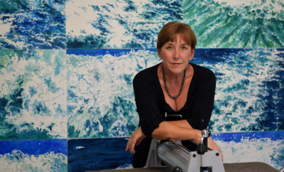 Neste mês de março, o Museu de Arte Contemporânea do Paraná completa 51 anos de existência. É mais de meio século de história como espaço de formação para artistas e críticos; como aliado no ensino das artes para professores e alunos; e como espaço diverso, inclusivo e plural de acesso à arte para o grande público. Na foto, a desenhista e gravadora paranaense Dulce Osinski - Foto: Divulgação