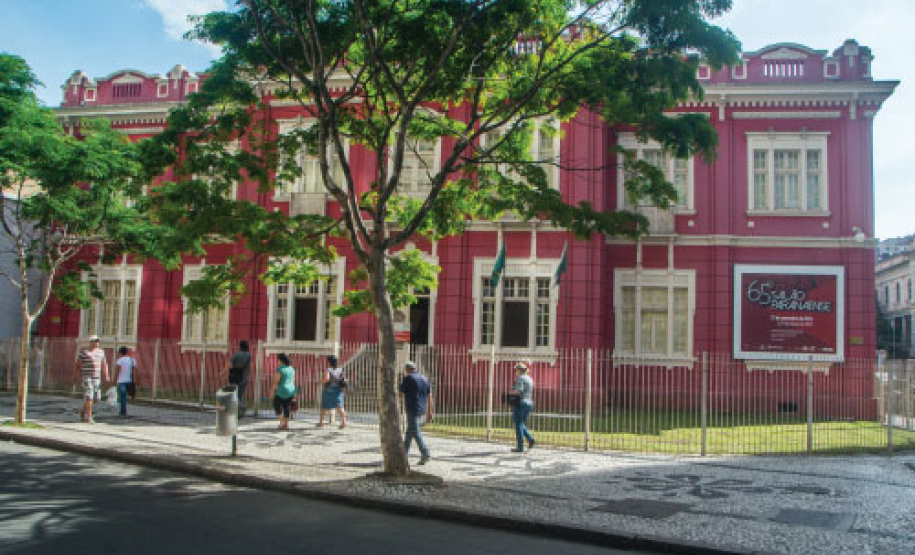 Neste mês de março, o Museu de Arte Contemporânea do Paraná completa 51 anos de existência. É mais de meio século de história como espaço de formação para artistas e críticos; como aliado no ensino das artes para professores e alunos; e como espaço diverso, inclusivo e plural de acesso à arte para o grande público. - Foto: Nego Miranda