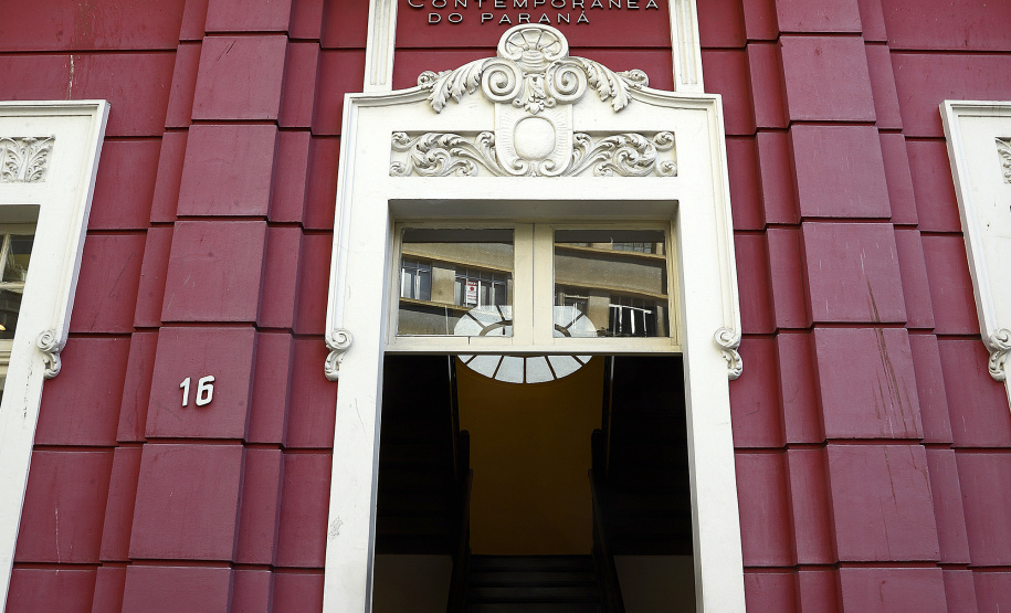 Neste mês de março, o Museu de Arte Contemporânea do Paraná completa 51 anos de existência. É mais de meio século de história como espaço de formação para artistas e críticos; como aliado no ensino das artes para professores e alunos; e como espaço diverso, inclusivo e plural de acesso à arte para o grande público.  - Foto: Kraw Penas/SEEC