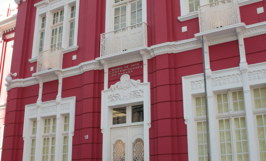 Neste mês de março, o Museu de Arte Contemporânea do Paraná completa 51 anos de existência. É mais de meio século de história como espaço de formação para artistas e críticos; como aliado no ensino das artes para professores e alunos; e como espaço diverso, inclusivo e plural de acesso à arte para o grande público. - Foto: Arquivo SEEC