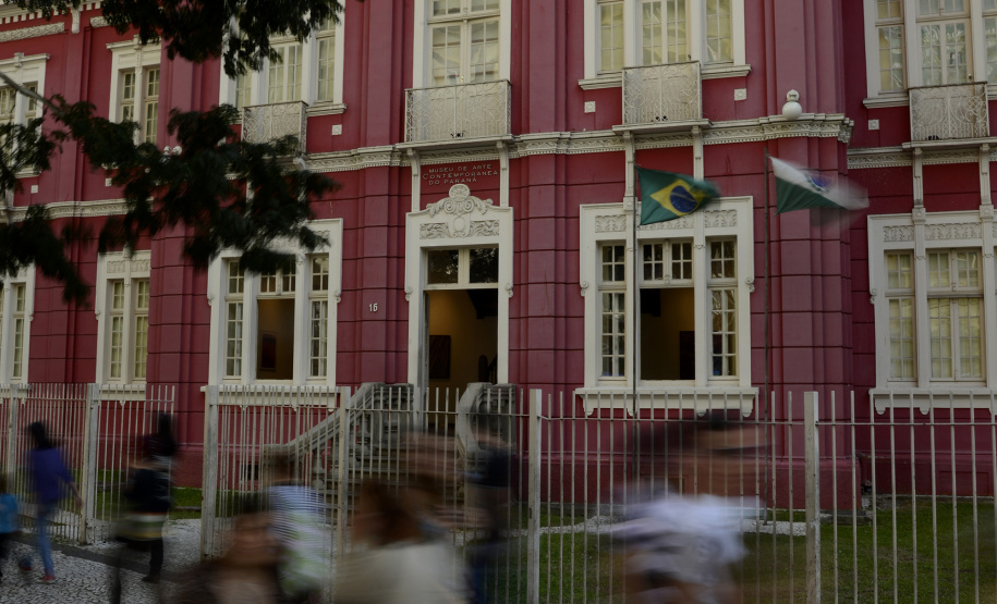 Neste mês de março, o Museu de Arte Contemporânea do Paraná completa 51 anos de existência. É mais de meio século de história como espaço de formação para artistas e críticos; como aliado no ensino das artes para professores e alunos; e como espaço diverso, inclusivo e plural de acesso à arte para o grande público.  - Foto: Kraw Penas/SEEC