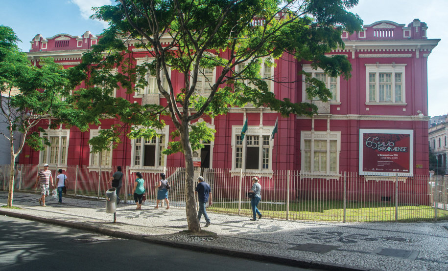 Neste mês de março, o Museu de Arte Contemporânea do Paraná completa 51 anos de existência. É mais de meio século de história como espaço de formação para artistas e críticos; como aliado no ensino das artes para professores e alunos; e como espaço diverso, inclusivo e plural de acesso à arte para o grande público. - Foto: Nego Miranda