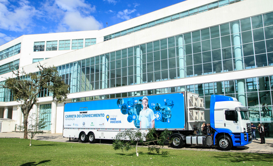 É uma parceria entre Governo do Paraná, Volkswagen do Brasil e Senai-PR. Cada veículo é como se fosse uma escola móvel com infraestrura completa para cursos de qualificação. Neste ano, aulas serão remotas. Foto: Valdelino Pontes