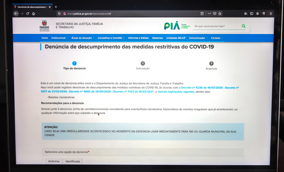 Uma das recomendações para que a denúncia seja feita é anexar os prints de convites e conversas sobre as festas clandestinas, além de fotos e vídeos dos eventos irregulares que já aconteceram ou qualquer informação extra que materialize a denúncia. Foto: Geraldo Bubniak/AEN