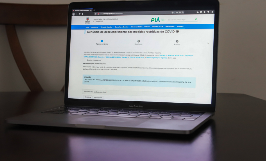 Uma das recomendações para que a denúncia seja feita é anexar os prints de convites e conversas sobre as festas clandestinas, além de fotos e vídeos dos eventos irregulares que já aconteceram ou qualquer informação extra que materialize a denúncia. Foto: Geraldo Bubniak/AEN