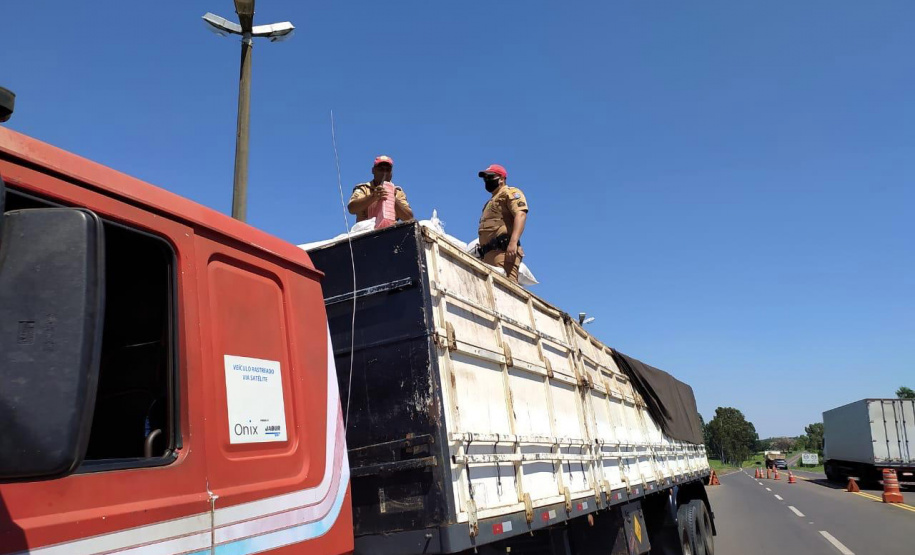 Mais de 4,7 toneladas de maconha foram apreendidas por policiais militares do Batalhão de Polícia Rodoviária (BPRv) durante uma abordagem de rotina. A apreensão, que é a maior do ano, começou por volta de 12h30 de quinta-feira (25/03) na cidade de Iporã, no Noroeste do estado, e resultou na prisão de um homem. A droga estava escondida em uma carga de chia. Curitiba, 25/03/2021 - Foto: Divulgação SESP