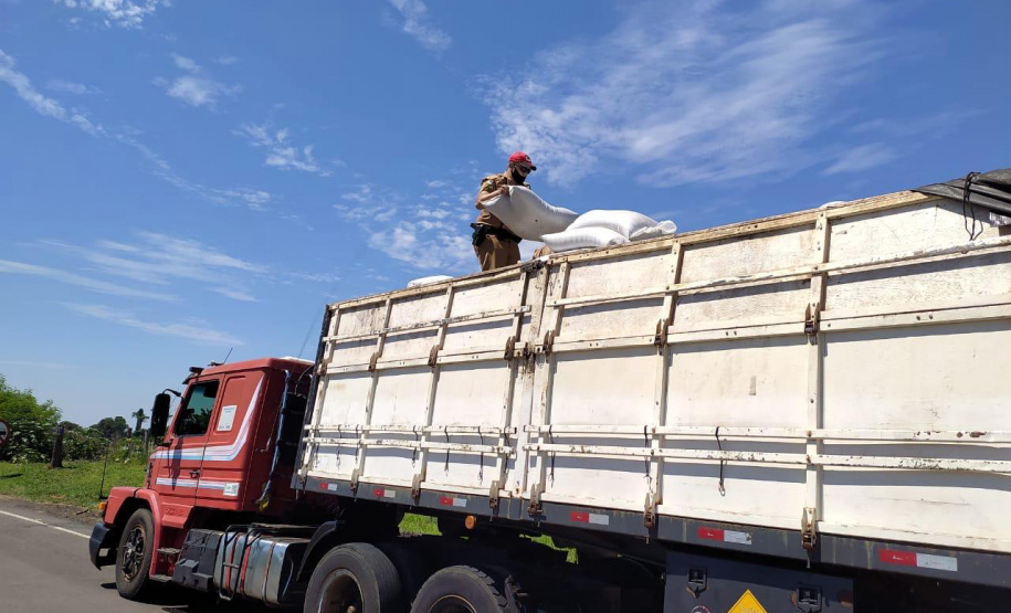 Mais de 4,7 toneladas de maconha foram apreendidas por policiais militares do Batalhão de Polícia Rodoviária (BPRv) durante uma abordagem de rotina. A apreensão, que é a maior do ano, começou por volta de 12h30 de quinta-feira (25/03) na cidade de Iporã, no Noroeste do estado, e resultou na prisão de um homem. A droga estava escondida em uma carga de chia. Curitiba, 25/03/2021 - Foto: Divulgação SESP