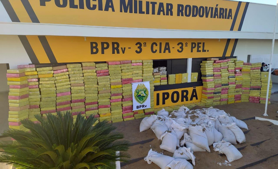 Mais de 4,7 toneladas de maconha foram apreendidas por policiais militares do Batalhão de Polícia Rodoviária (BPRv) durante uma abordagem de rotina. A apreensão, que é a maior do ano, começou por volta de 12h30 de quinta-feira (25/03) na cidade de Iporã, no Noroeste do estado, e resultou na prisão de um homem. A droga estava escondida em uma carga de chia. Curitiba, 25/03/2021 - Foto: Divulgação SESP