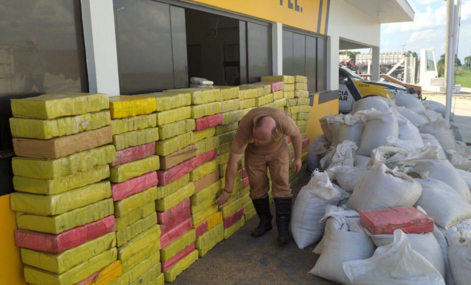 Mais de 4,7 toneladas de maconha foram apreendidas por policiais militares do Batalhão de Polícia Rodoviária (BPRv) durante uma abordagem de rotina. A apreensão, que é a maior do ano, começou por volta de 12h30 de quinta-feira (25/03) na cidade de Iporã, no Noroeste do estado, e resultou na prisão de um homem. A droga estava escondida em uma carga de chia. Curitiba, 25/03/2021 - Foto: Divulgação SESP