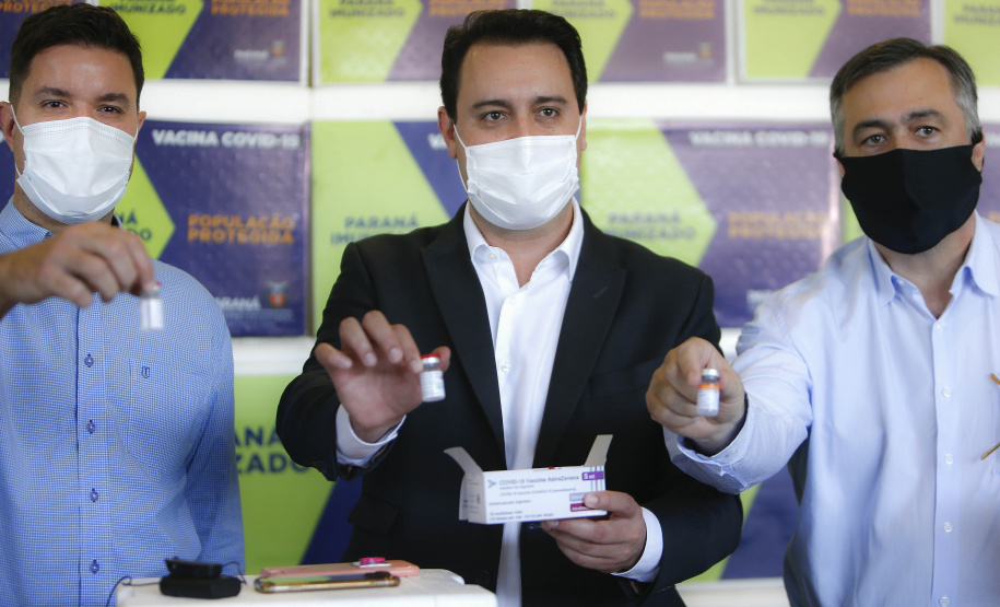 O Governo do Estado inicia nesta sexta-feira (26) uma campanha junto aos municípios do Paraná para vacinar os grupos prioritários de domingo a domingo. A ideia, apresentada pelo governador Carlos Massa Ratinho Junior, é incentivar ainda mais a imunização, valorizar a sua importância na luta contra a pandemia e acelerar a aplicação em cidades que têm mais dificuldades de operacionalizar o Plano Estadual de Vacinação contra a Covid-19. - Curitiba, 26/03/2021 - Foto: Jonathan Campos/AEN