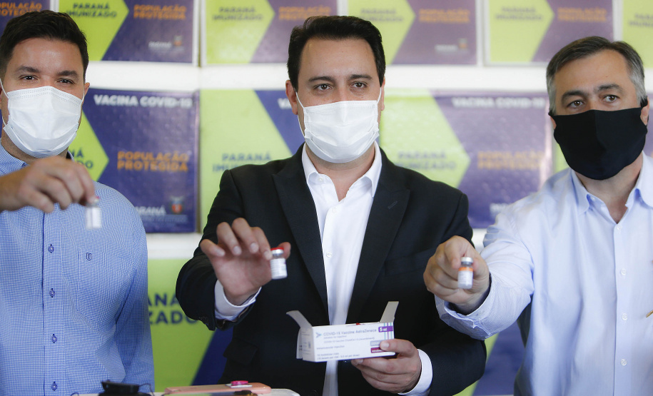 O Governo do Estado inicia nesta sexta-feira (26) uma campanha junto aos municípios do Paraná para vacinar os grupos prioritários de domingo a domingo. A ideia, apresentada pelo governador Carlos Massa Ratinho Junior, é incentivar ainda mais a imunização, valorizar a sua importância na luta contra a pandemia e acelerar a aplicação em cidades que têm mais dificuldades de operacionalizar o Plano Estadual de Vacinação contra a Covid-19. - Curitiba, 26/03/2021 - Foto: Jonathan Campos/AEN