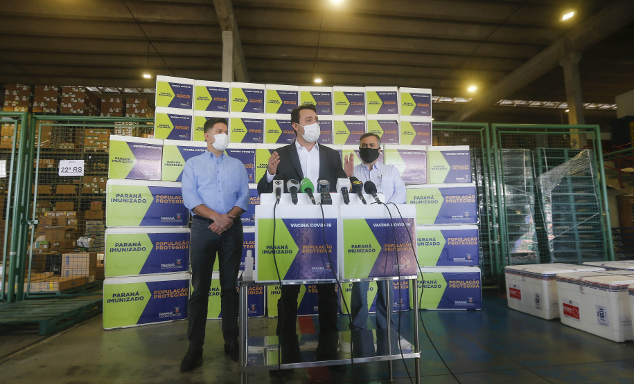 O Governo do Estado inicia nesta sexta-feira (26) uma campanha junto aos municípios do Paraná para vacinar os grupos prioritários de domingo a domingo. A ideia, apresentada pelo governador Carlos Massa Ratinho Junior, é incentivar ainda mais a imunização, valorizar a sua importância na luta contra a pandemia e acelerar a aplicação em cidades que têm mais dificuldades de operacionalizar o Plano Estadual de Vacinação contra a Covid-19. - Curitiba, 26/03/2021 - Foto: Jonathan Campos/AEN