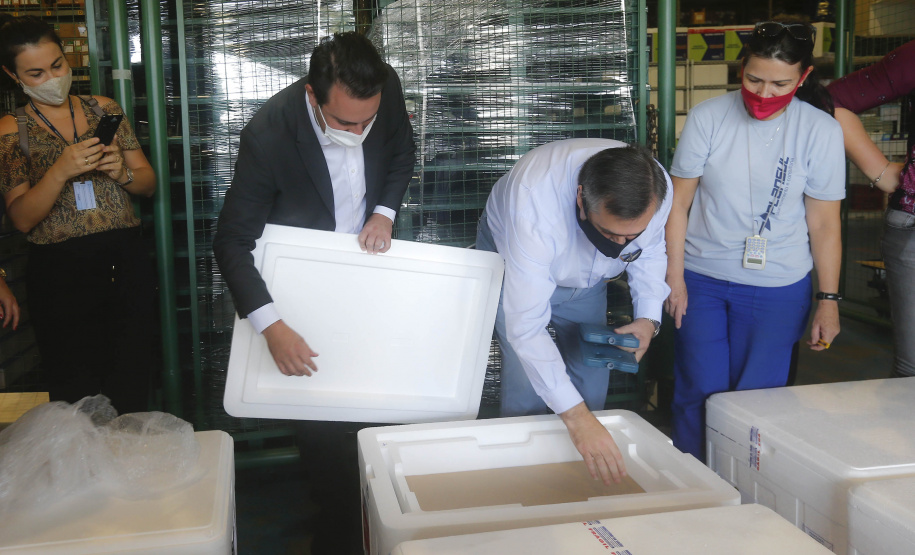 O Governo do Estado inicia nesta sexta-feira (26) uma campanha junto aos municípios do Paraná para vacinar os grupos prioritários de domingo a domingo. A ideia, apresentada pelo governador Carlos Massa Ratinho Junior, é incentivar ainda mais a imunização, valorizar a sua importância na luta contra a pandemia e acelerar a aplicação em cidades que têm mais dificuldades de operacionalizar o Plano Estadual de Vacinação contra a Covid-19. - Curitiba, 26/03/2021 - Foto: Jonathan Campos/AEN