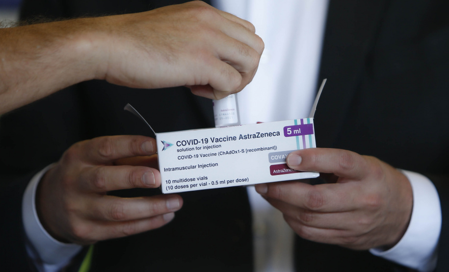 O Governo do Estado inicia nesta sexta-feira (26) uma campanha junto aos municípios do Paraná para vacinar os grupos prioritários de domingo a domingo. A ideia, apresentada pelo governador Carlos Massa Ratinho Junior, é incentivar ainda mais a imunização, valorizar a sua importância na luta contra a pandemia e acelerar a aplicação em cidades que têm mais dificuldades de operacionalizar o Plano Estadual de Vacinação contra a Covid-19. - Curitiba, 26/03/2021 - Foto: Jonathan Campos/AEN