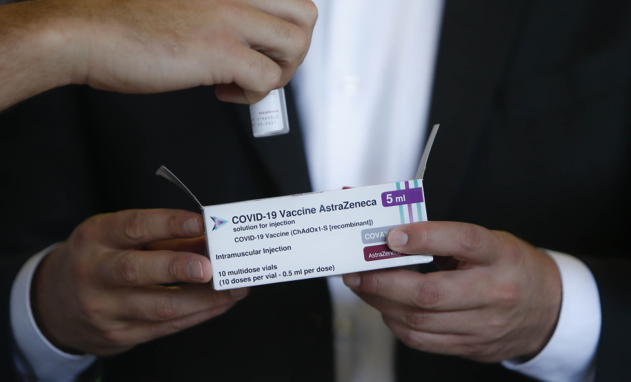 O Governo do Estado inicia nesta sexta-feira (26) uma campanha junto aos municípios do Paraná para vacinar os grupos prioritários de domingo a domingo. A ideia, apresentada pelo governador Carlos Massa Ratinho Junior, é incentivar ainda mais a imunização, valorizar a sua importância na luta contra a pandemia e acelerar a aplicação em cidades que têm mais dificuldades de operacionalizar o Plano Estadual de Vacinação contra a Covid-19. - Curitiba, 26/03/2021 - Foto: Jonathan Campos/AEN