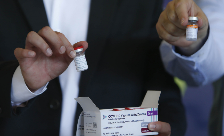 O Governo do Estado inicia nesta sexta-feira (26) uma campanha junto aos municípios do Paraná para vacinar os grupos prioritários de domingo a domingo. A ideia, apresentada pelo governador Carlos Massa Ratinho Junior, é incentivar ainda mais a imunização, valorizar a sua importância na luta contra a pandemia e acelerar a aplicação em cidades que têm mais dificuldades de operacionalizar o Plano Estadual de Vacinação contra a Covid-19. - Curitiba, 26/03/2021 - Foto: Jonathan Campos/AEN