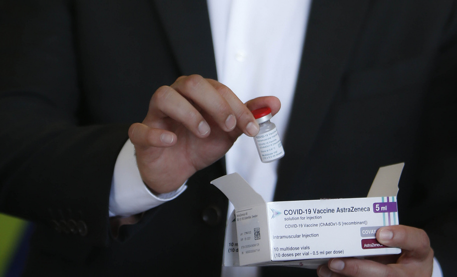 O Governo do Estado inicia nesta sexta-feira (26) uma campanha junto aos municípios do Paraná para vacinar os grupos prioritários de domingo a domingo. A ideia, apresentada pelo governador Carlos Massa Ratinho Junior, é incentivar ainda mais a imunização, valorizar a sua importância na luta contra a pandemia e acelerar a aplicação em cidades que têm mais dificuldades de operacionalizar o Plano Estadual de Vacinação contra a Covid-19. - Curitiba, 26/03/2021 - Foto: Jonathan Campos/AEN