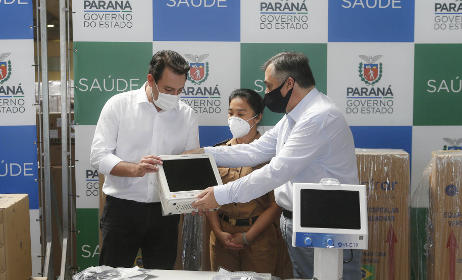 O Governo do Estado inicia nesta sexta-feira (26) uma campanha junto aos municípios do Paraná para vacinar os grupos prioritários de domingo a domingo. A ideia, apresentada pelo governador Carlos Massa Ratinho Junior, é incentivar ainda mais a imunização, valorizar a sua importância na luta contra a pandemia e acelerar a aplicação em cidades que têm mais dificuldades de operacionalizar o Plano Estadual de Vacinação contra a Covid-19. - Curitiba, 26/03/2021 - Foto: Jonathan Campos/AEN